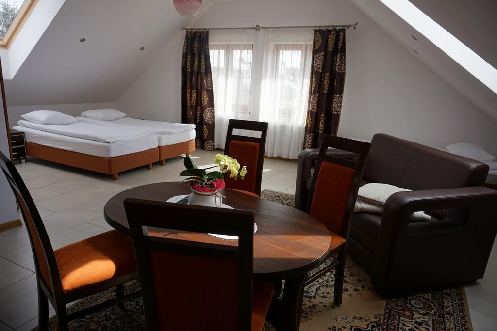 Hotel Gosciniec Klejnot Borowo Exterior foto